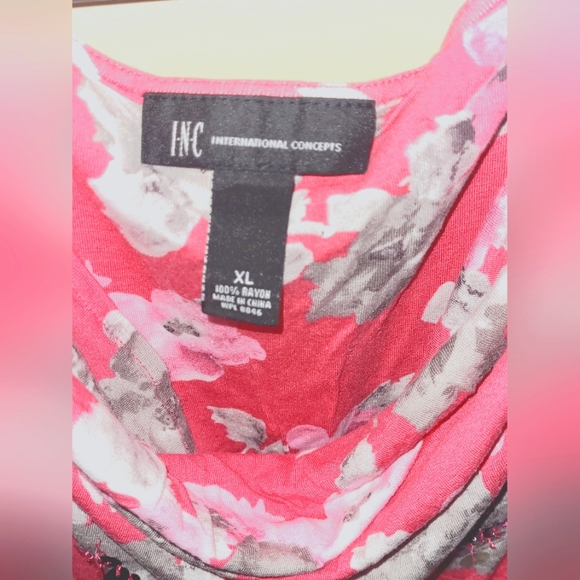 Woman's floral blouse - Picture 2 of 2